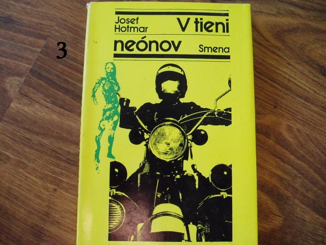 V tieni neónov